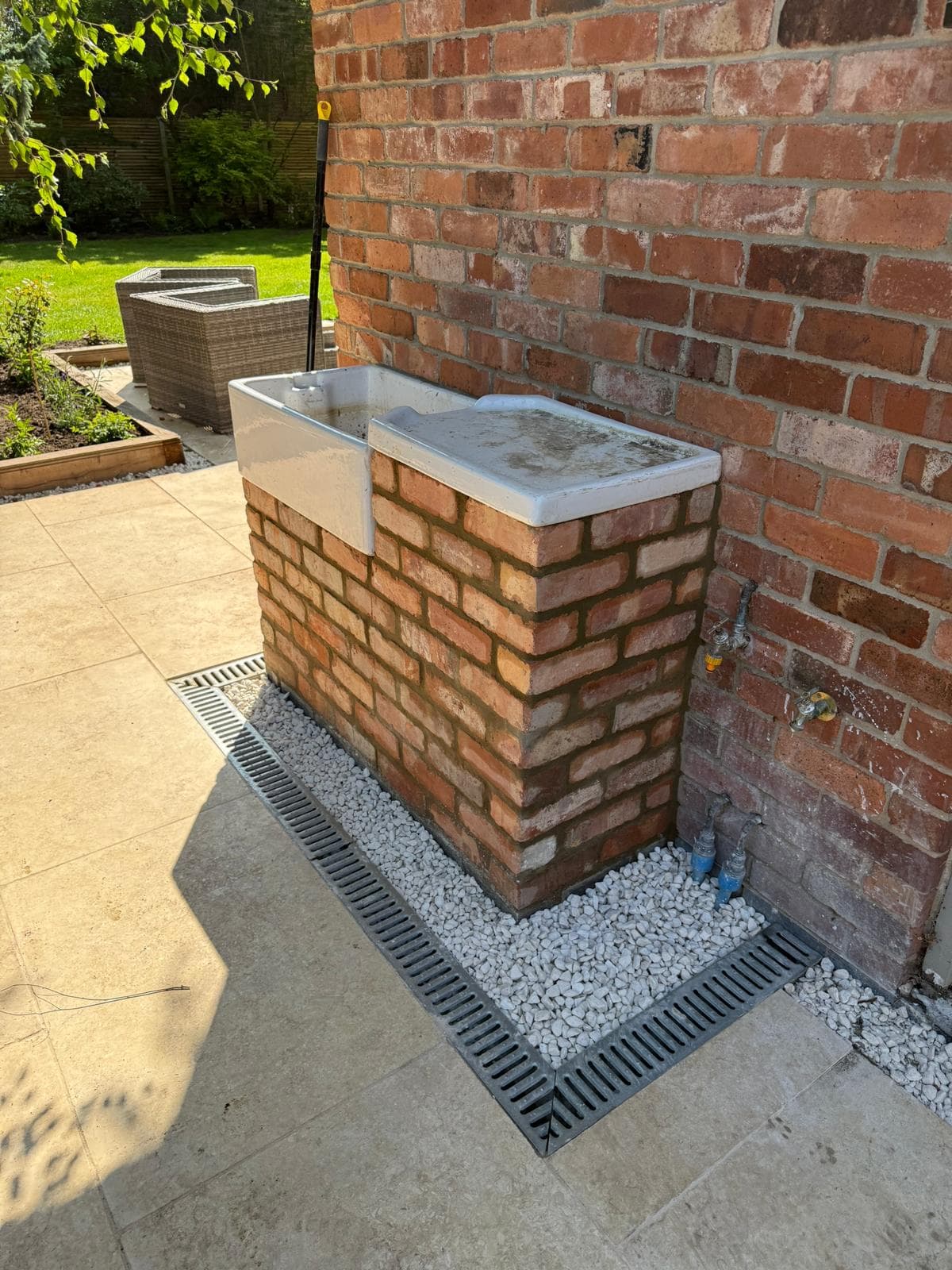 Outdoor brick feature and sink on a patio