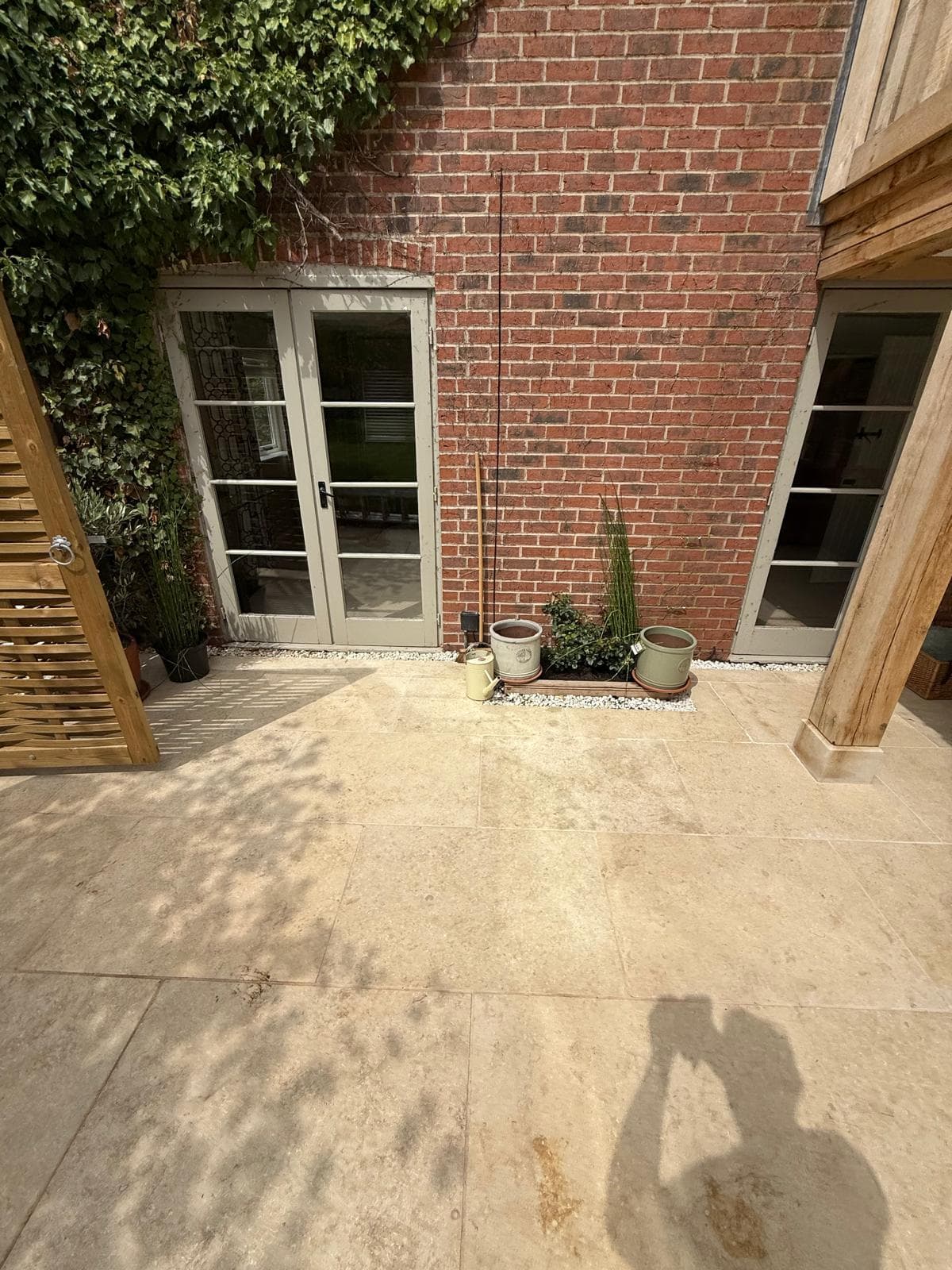 Porcelain tiles and brick courtyard patio